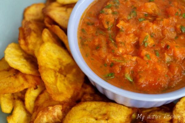 Chips de plátano caseros y salsa