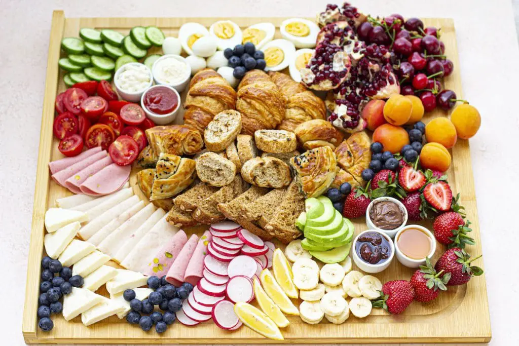 Tabla de embutidos para desayuno fácil