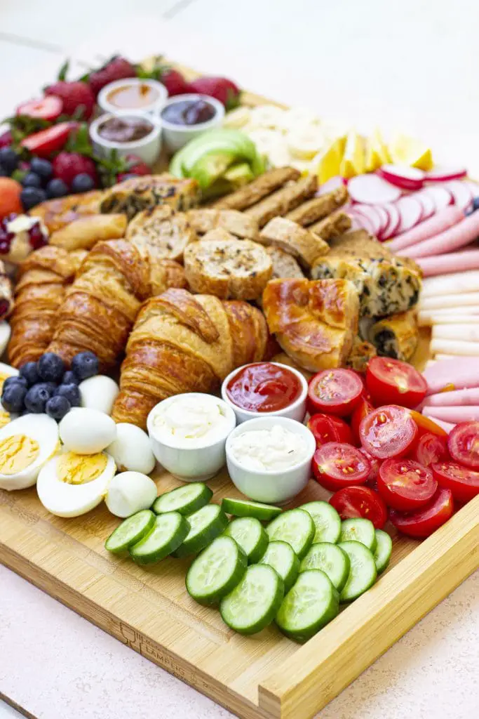 Tabla de embutidos para desayuno fácil