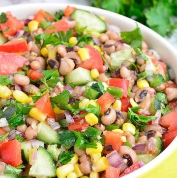 Ensalada de Black Eyed Peas con aderezo de vinagreta simple