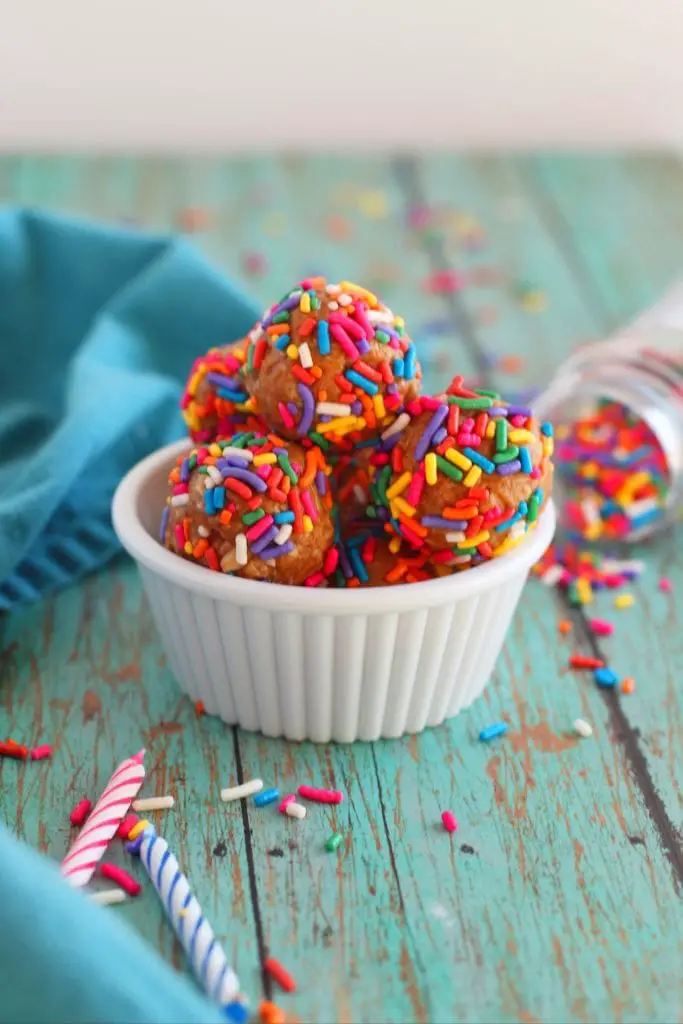 Bolas de proteína de masa para pastel (Bolas de proteína de pastel de cumpleaños fáciles)