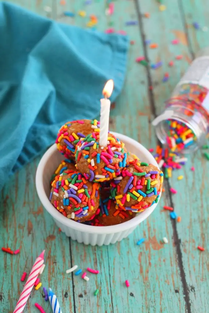 Bolas de proteína de masa para pastel (Bolas de proteína de pastel de cumpleaños fáciles)