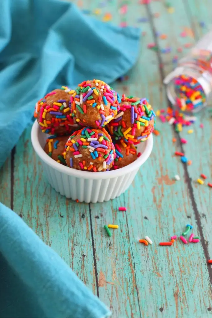 Bolas de proteína de masa para pastel (Bolas de proteína de pastel de cumpleaños fáciles)