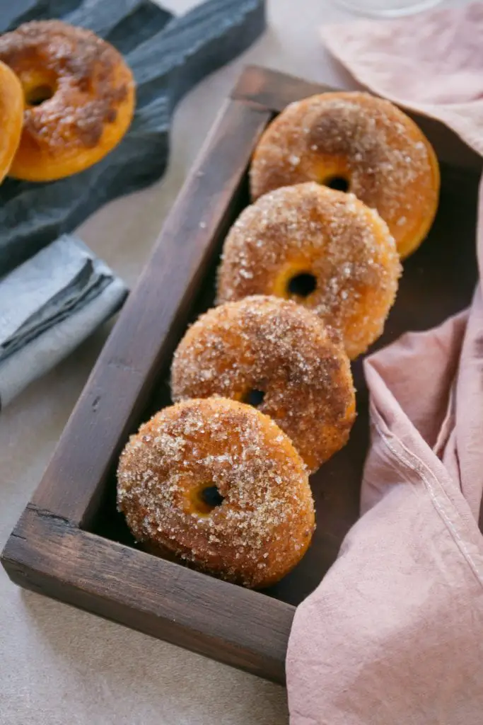 Deliciosas donas de calabaza al horno (con una pizca de especias de calabaza)