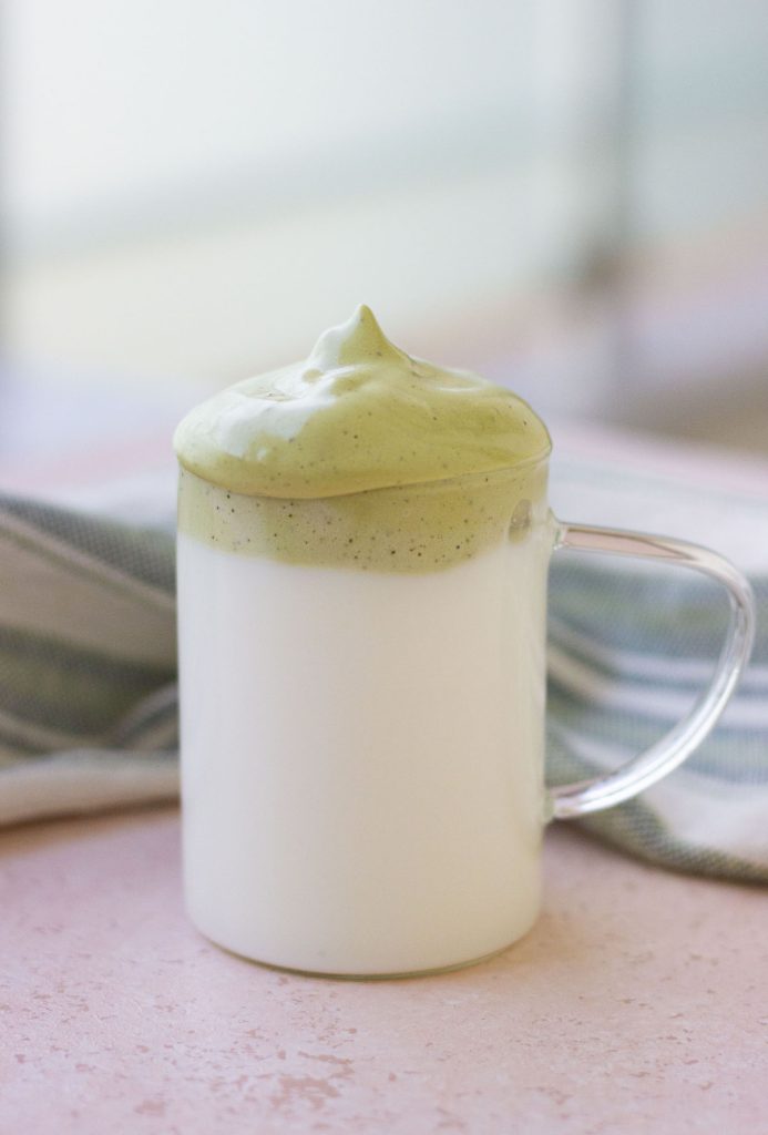 Receta de Dalgona Matcha Latte de 4 ingredientes Receta de Dalgona Matcha Latte de 4 ingredientes