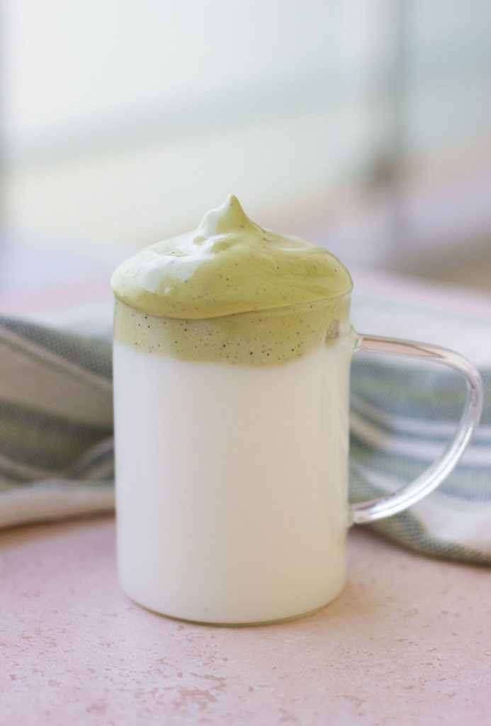 Receta de Dalgona Matcha Latte de 4 ingredientes