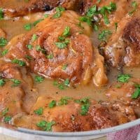 Receta fácil de pollo bañado en crema y salsa