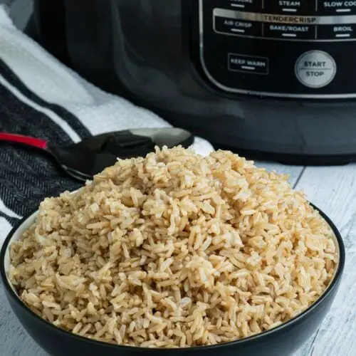 Arroz integral instantáneo en una olla