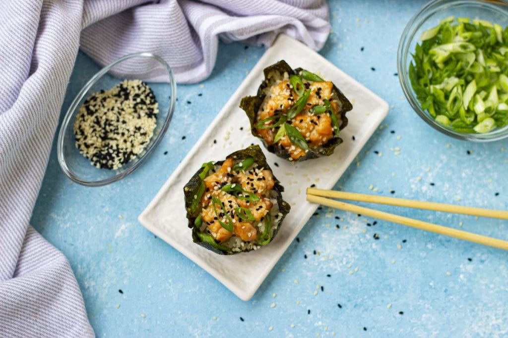 Tazas para hornear sushi (receta viral de tazas de sushi con salmón al horno)