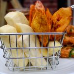 Ñame frito (dundun) y salsa frita Ñame frito (dundun) y salsa frita