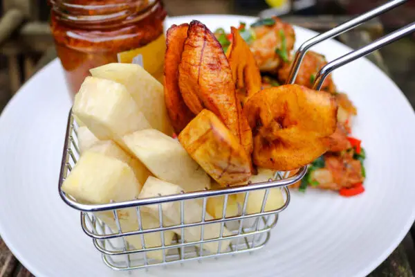 Ñame frito (dundun) y salsa frita Ñame frito (dundun) y salsa frita