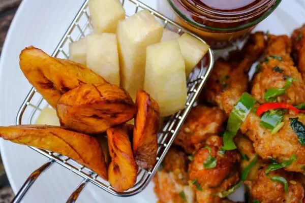 Ñame frito (dundun) y salsa frita Ñame frito (dundun) y salsa frita