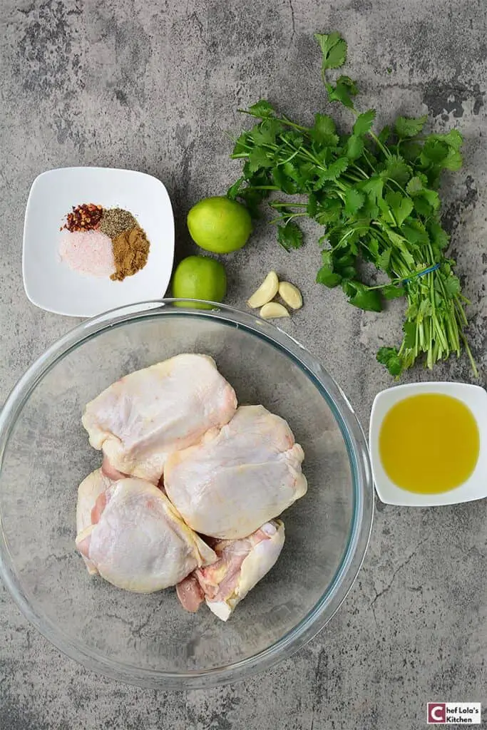 Pollo con lima y cilantro: tierno, jugoso y aromático