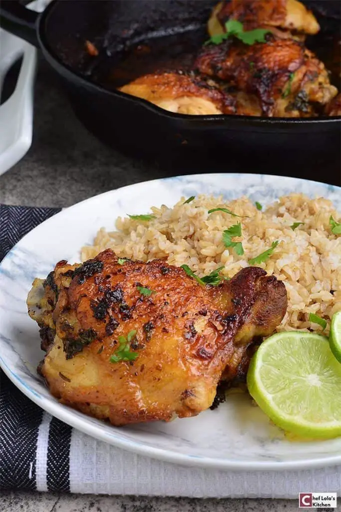 Pollo con lima y cilantro: tierno, jugoso y aromático