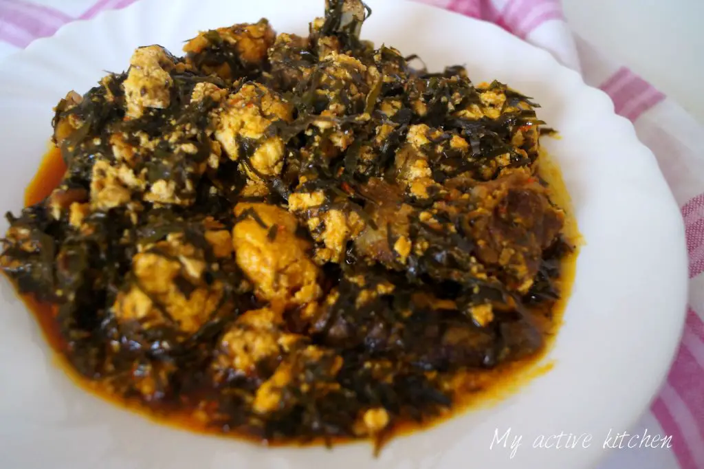 Sopa con trozos de egusi y okazi