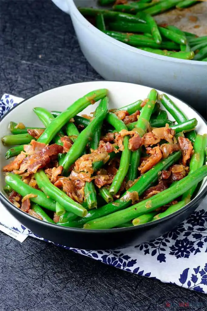 Frijoles verdes y tocino salteados fácilmente