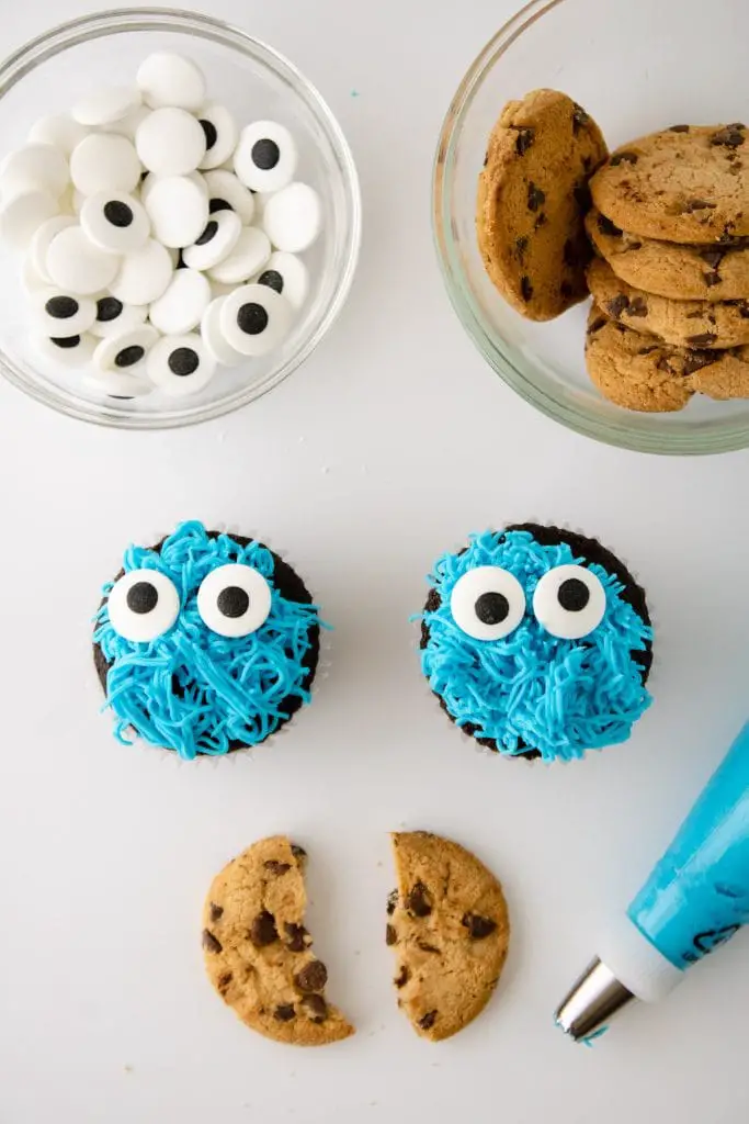 Cupcakes fáciles del monstruo de las galletas Cupcakes fáciles del monstruo de las galletas