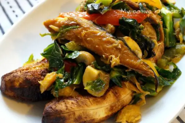 Sartén de pescado con plátanos asados Sartén de pescado con plátanos asados