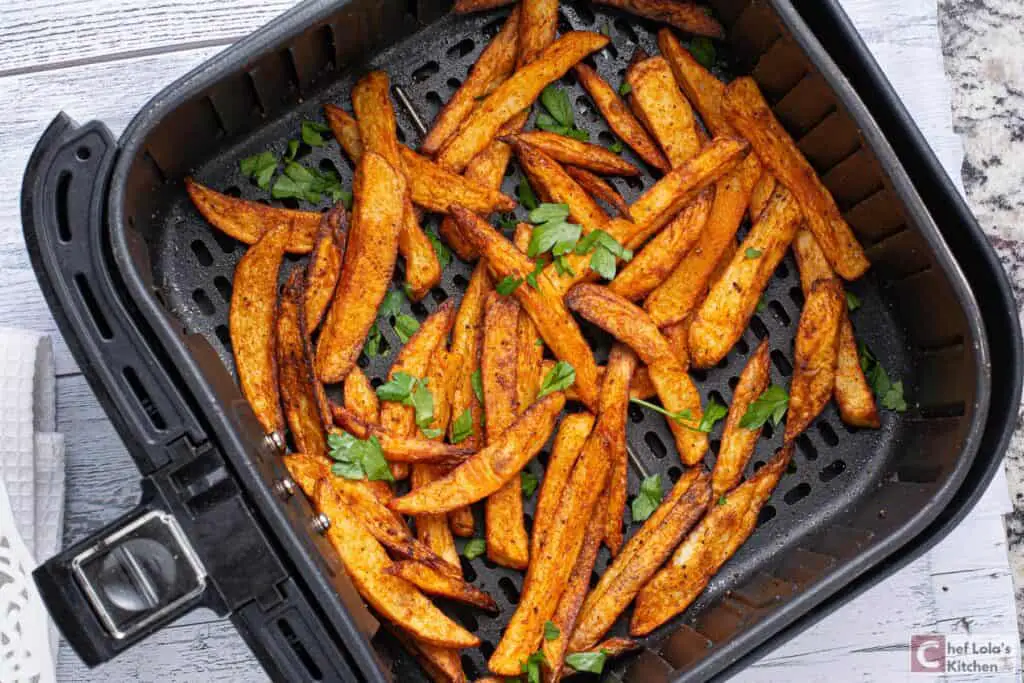 Patatas fritas crujientes de la freidora de aire caliente Patatas fritas crujientes de la freidora de aire caliente