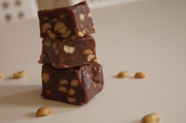 Delicioso dulce de chocolate y maní Delicioso dulce de chocolate y maní