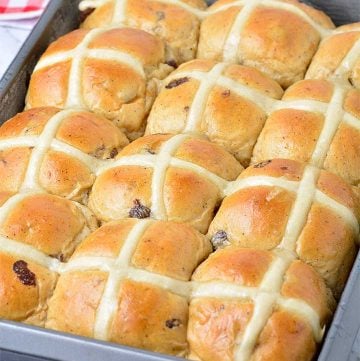 Hot Cross Buns: panecillo suave, esponjoso y sazonado