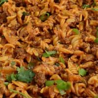 Fideos fáciles en una olla con carne molida Fideos fáciles en una olla con carne molida