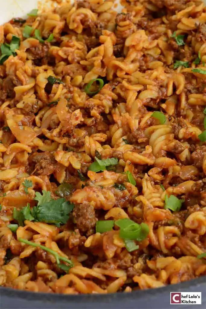 Fideos fáciles en una olla con carne molida