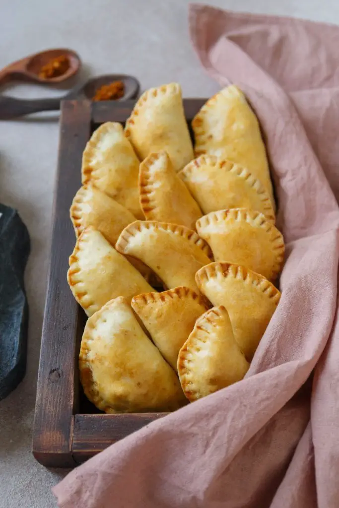 Cómo hacer una receta de pastel de carne hojaldrado de Ghana