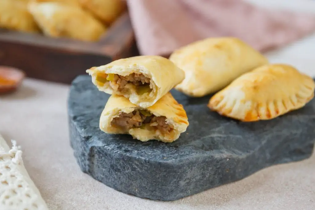 Cómo hacer una receta de pastel de carne hojaldrado de Ghana