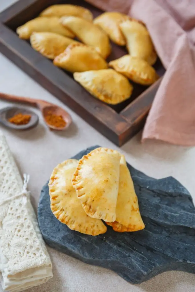 Cómo hacer una receta de pastel de carne hojaldrado de Ghana Cómo hacer una receta de pastel de carne hojaldrado de Ghana
