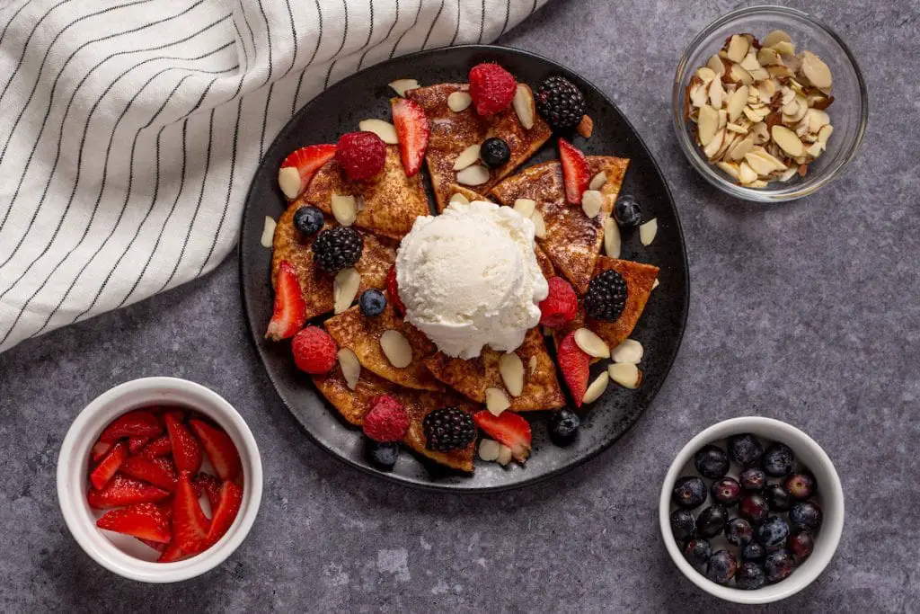 Receta fácil de nachos con frutos rojos y canela Receta fácil de nachos con frutos rojos y canela