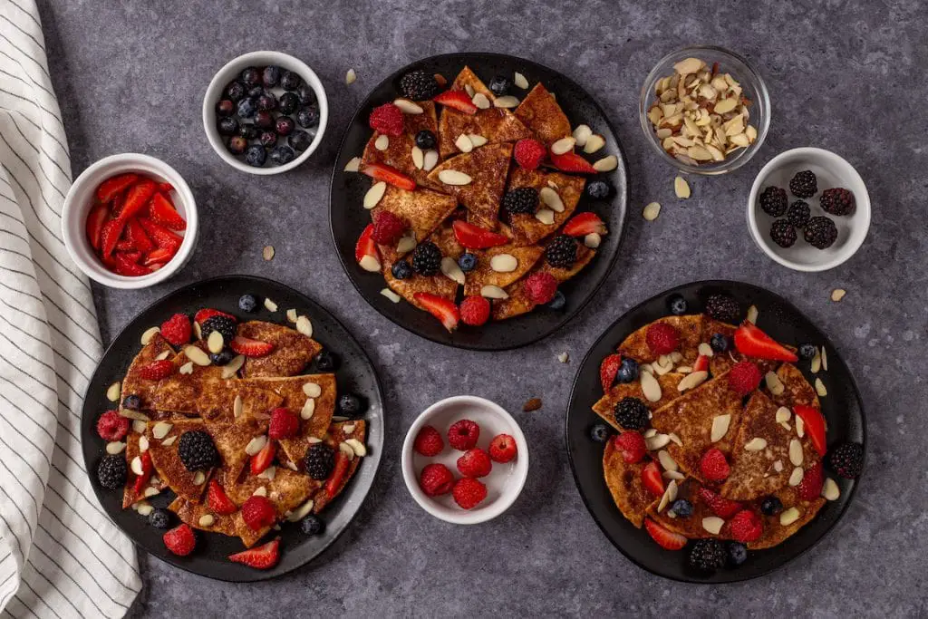 Receta fácil de nachos con frutos rojos y canela Receta fácil de nachos con frutos rojos y canela