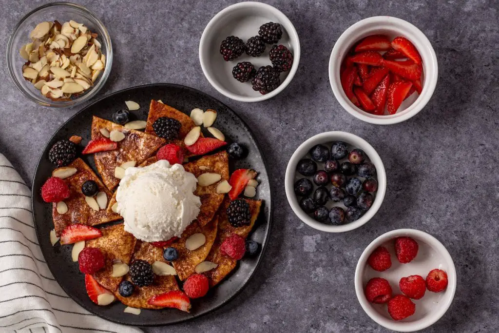 Receta fácil de nachos con frutos rojos y canela Receta fácil de nachos con frutos rojos y canela