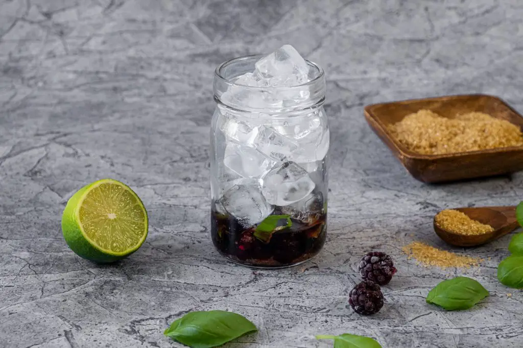 Receta fácil de mojito de mora: Mojitos Manischewitz de mora y albahaca Receta fácil de mojito de mora: Mojitos Manischewitz de mora y albahaca