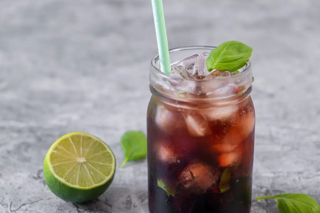 Receta fácil de mojito de mora: Mojitos Manischewitz de mora y albahaca