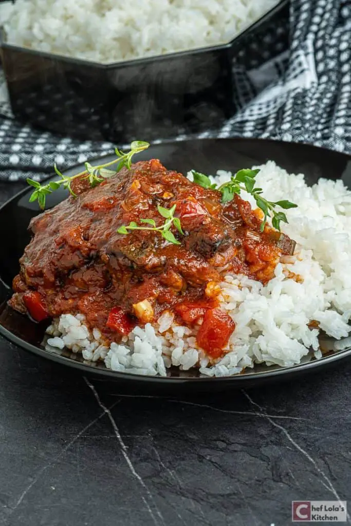 Pollo guisado marrón