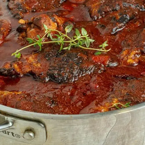 Pollo guisado marrón Pollo guisado marrón