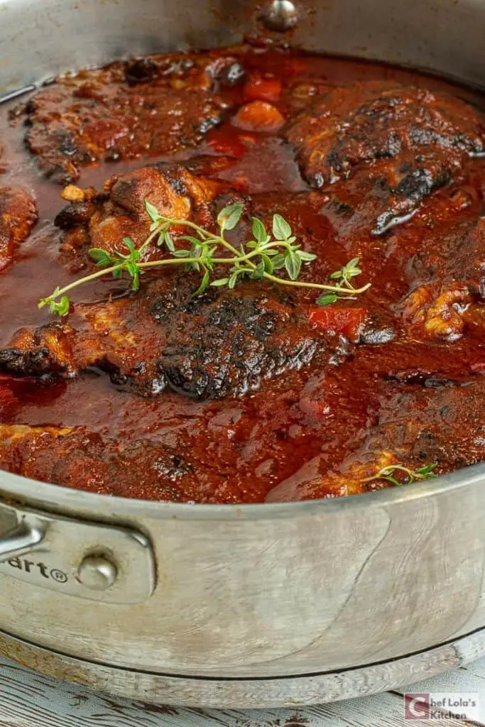 Pollo guisado marrón Pollo guisado marrón