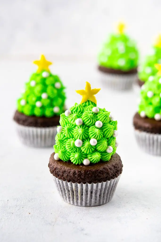 Cupcakes Rellenos de Fresa (Cupcakes Fáciles de Árbol de Navidad)