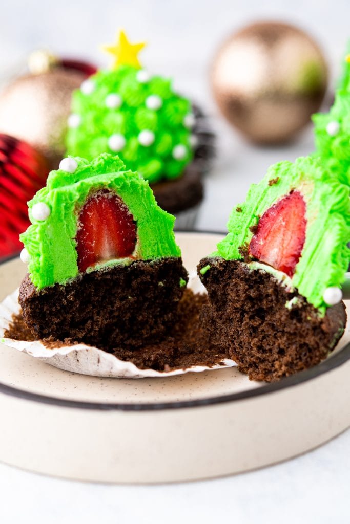 Cupcakes Rellenos de Fresa (Cupcakes Fáciles de Árbol de Navidad)