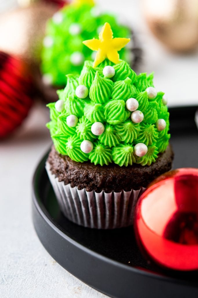 Cupcakes Rellenos de Fresa (Cupcakes Fáciles de Árbol de Navidad)
