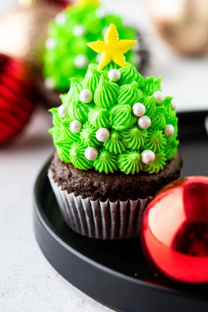 Cupcakes Rellenos de Fresa (Cupcakes Fáciles de Árbol de Navidad)