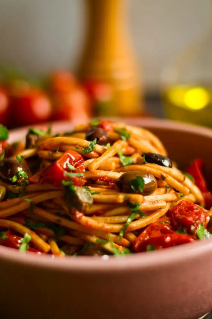 La mejor pasta puttanesca vegana sin anchoas La mejor pasta puttanesca vegana sin anchoas