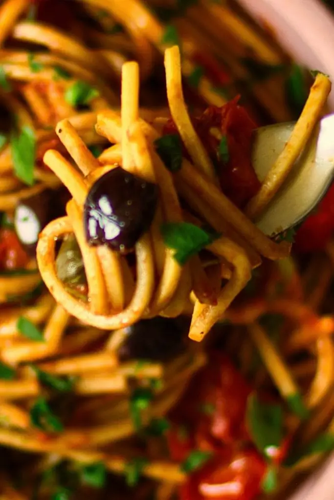 La mejor pasta puttanesca vegana sin anchoas La mejor pasta puttanesca vegana sin anchoas