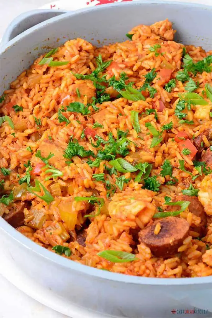 Jambalaya picante con pollo y salchicha andouille