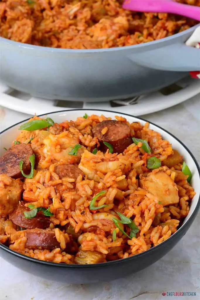 Jambalaya picante con pollo y salchicha andouille