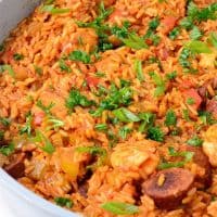 Jambalaya picante con pollo y salchicha andouille