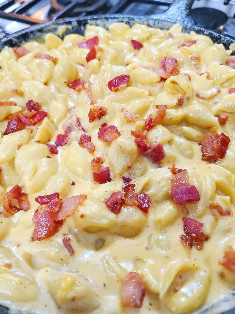 Macarrones con queso, tocino y sartén fáciles con un toque