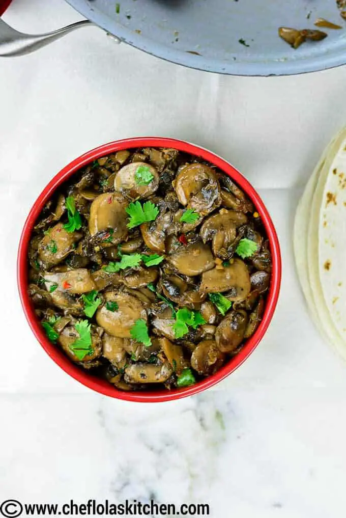 Champiñones salteados con ajo Champiñones salteados con ajo