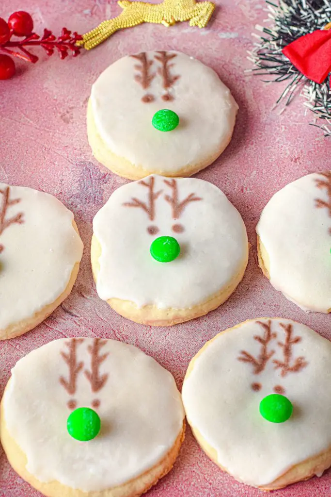 Galletas navideñas de reno Rudolph con glaseado de azúcar en polvo y M&M